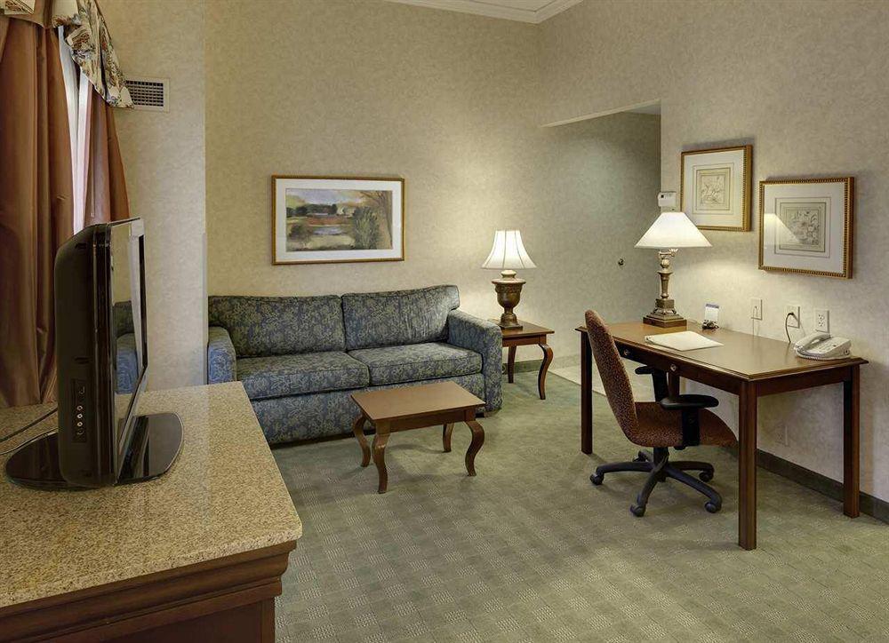 Hampton Inn & Suites Cleveland-Beachwood Room photo