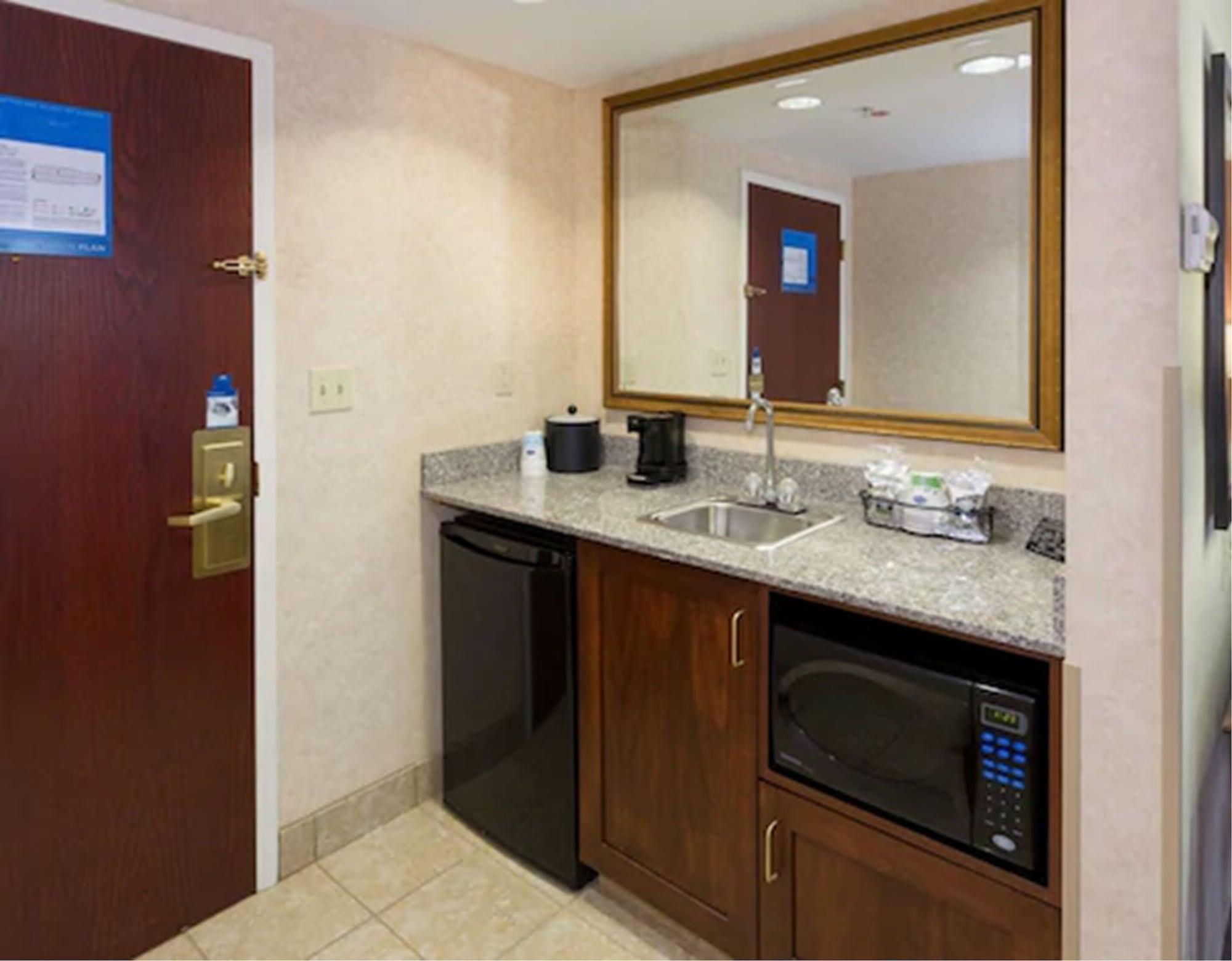Hampton Inn & Suites Cleveland-Beachwood Exterior photo