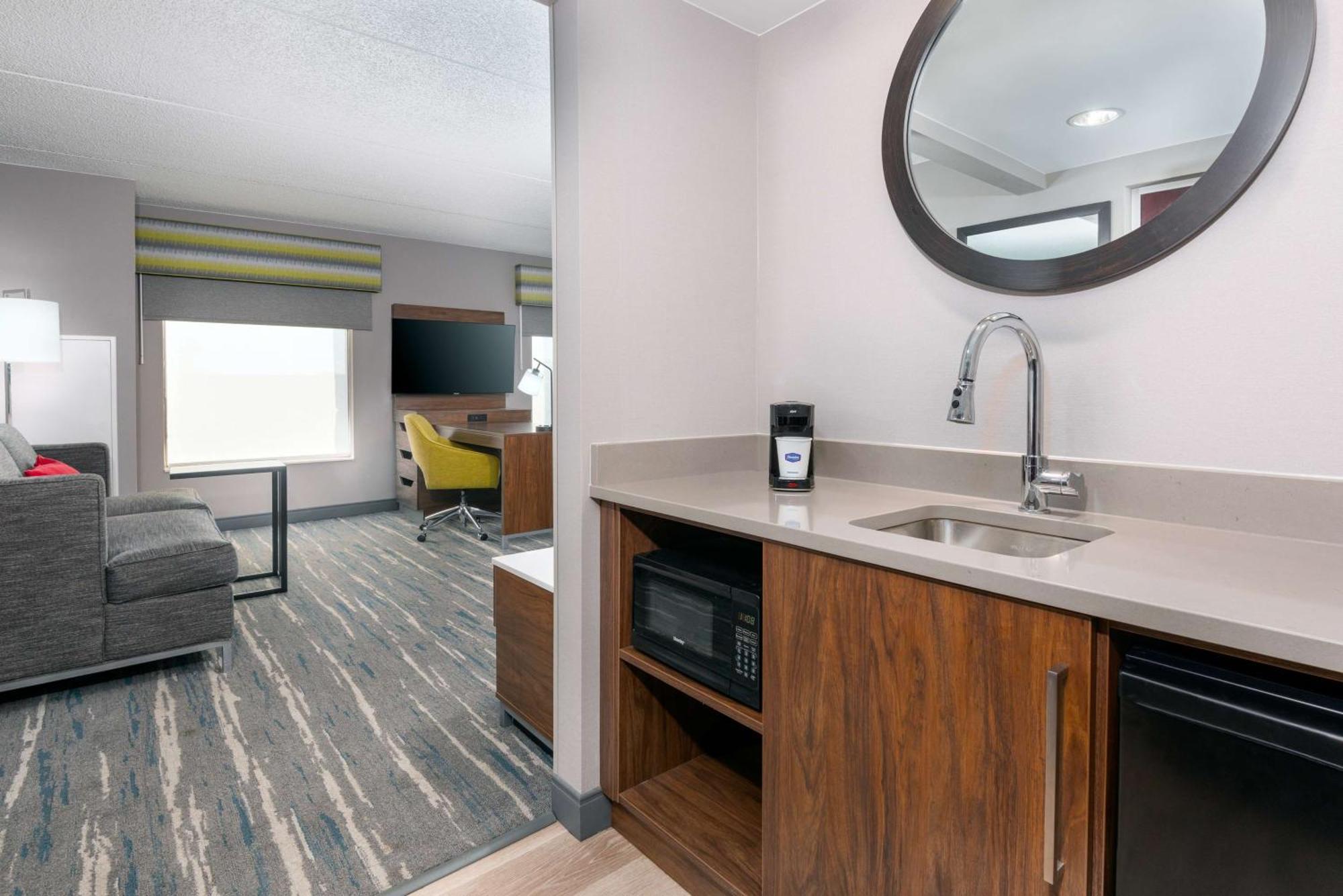 Hampton Inn & Suites Cleveland-Beachwood Exterior photo