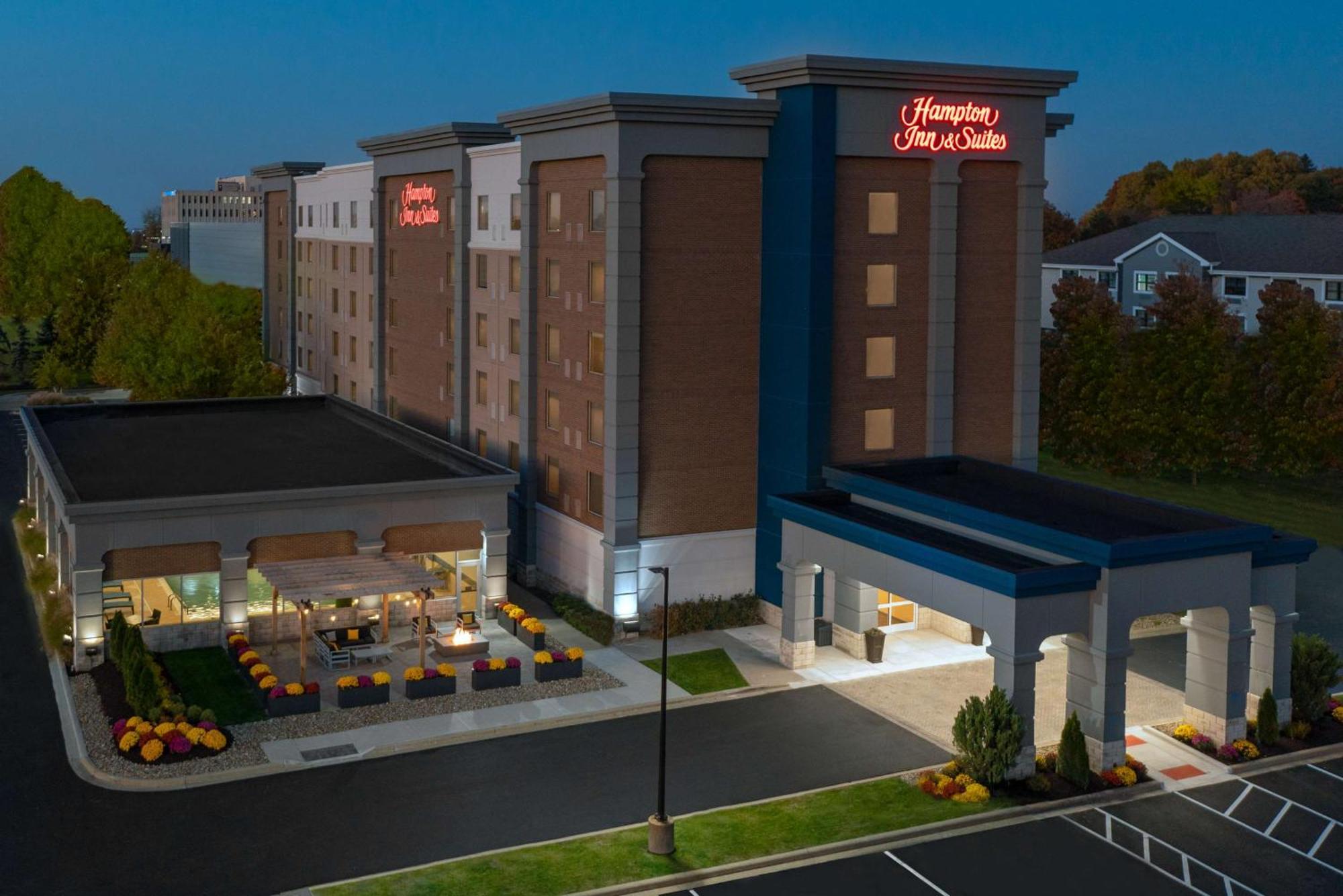 Hampton Inn & Suites Cleveland-Beachwood Exterior photo