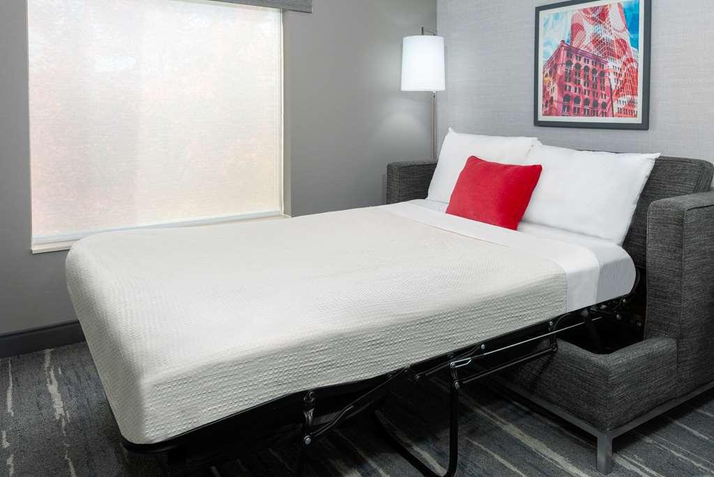 Hampton Inn & Suites Cleveland-Beachwood Room photo