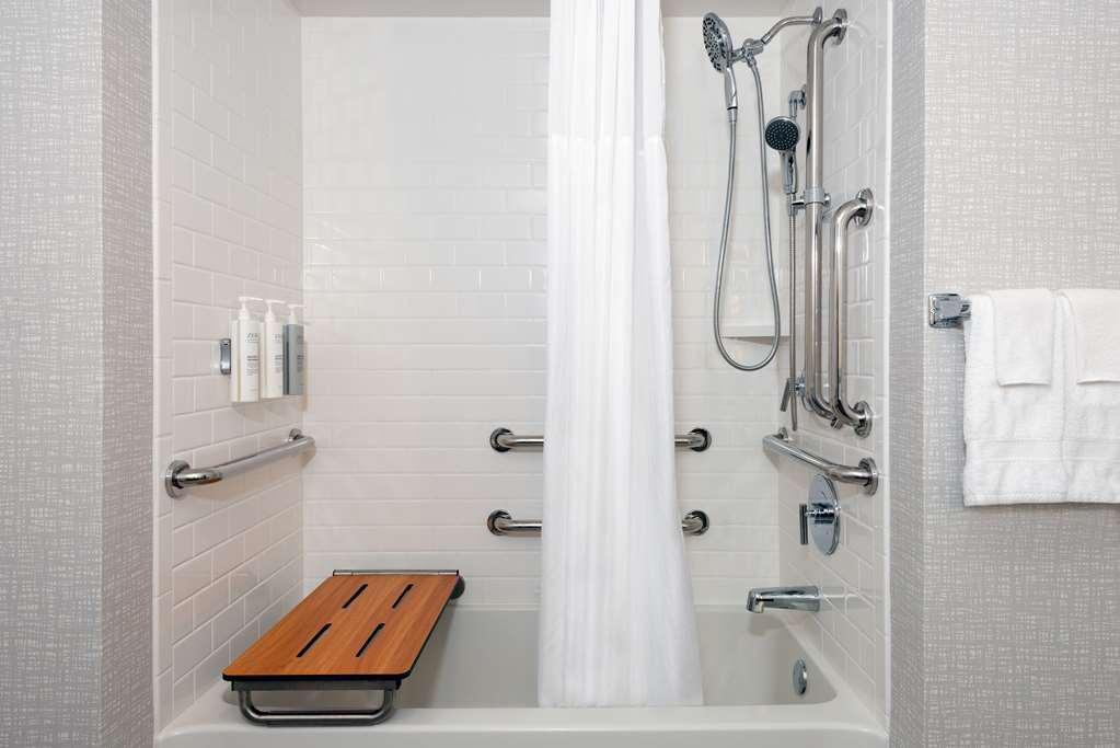Hampton Inn & Suites Cleveland-Beachwood Room photo