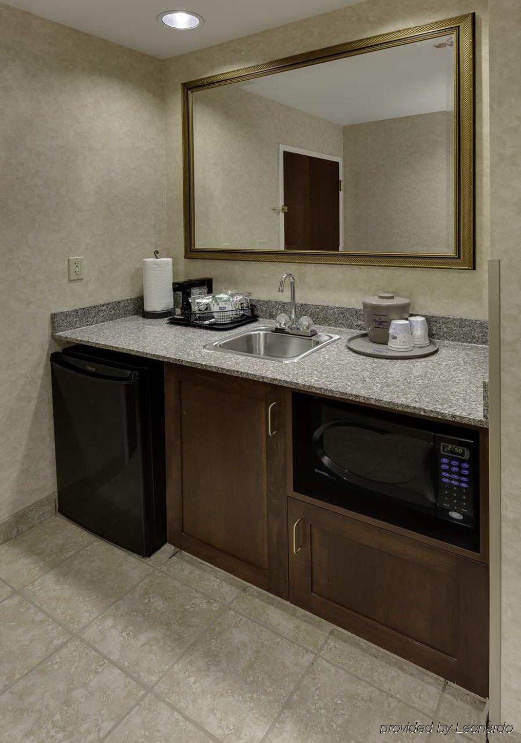 Hampton Inn & Suites Cleveland-Beachwood Exterior photo
